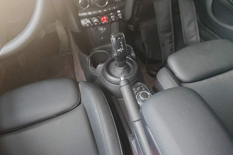 Used MINI 2022 Updated 1.5T COOPER Classic Edition Five-Door Version Gear Lever