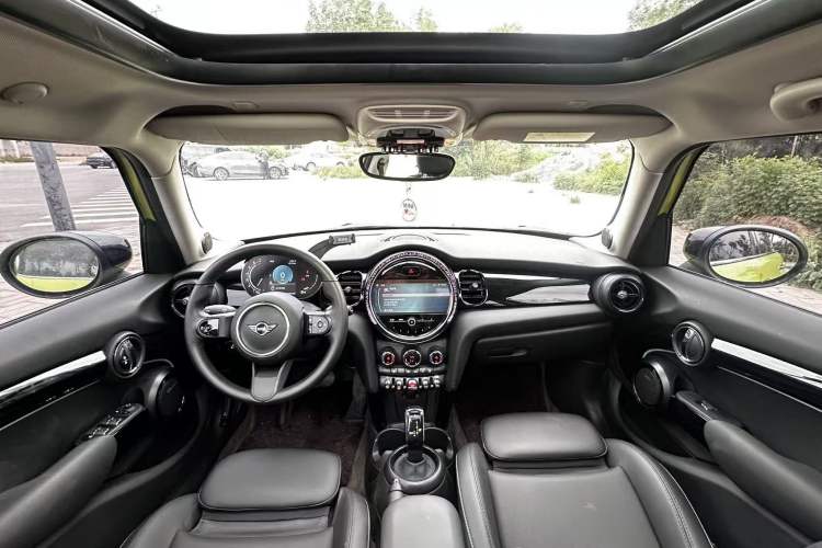Used MINI 2022 Updated 1.5T COOPER Classic Edition Five-Door Version Interior 3