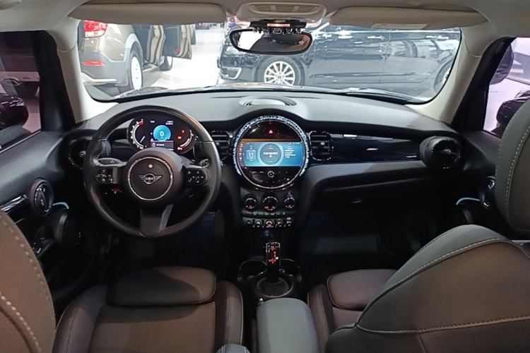 Used MINI 2023 Updated 1.5T COOPER Artist Five-Door Edition Center Console