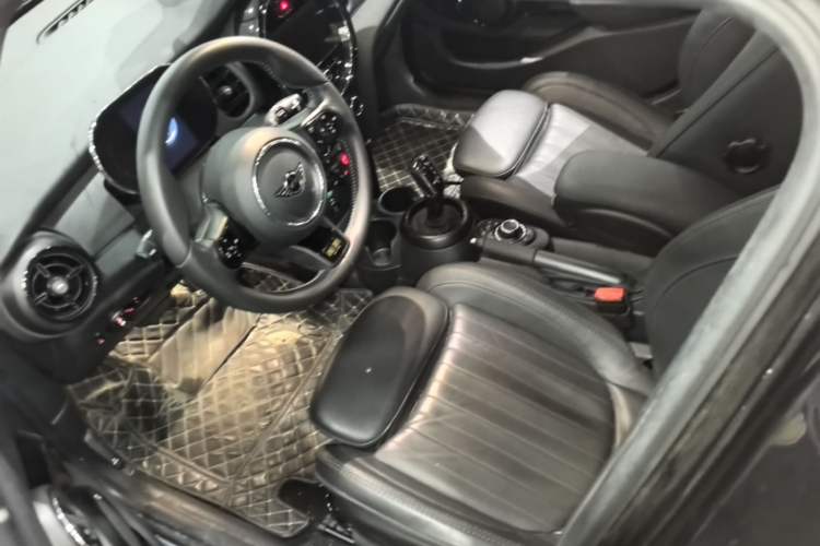 Used MINI 2023 1.5T COOPER King's Cross Special Edition Five-Door Version Driver Seat