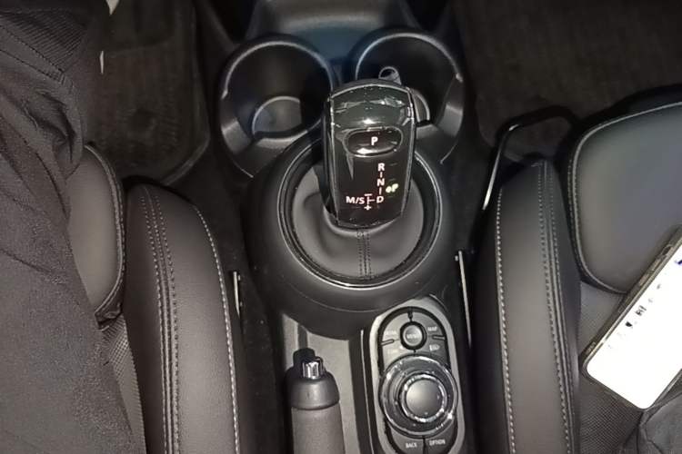 Used MINI 2023 Updated 1.5T COOPER Artist Five-Door Edition Gear Lever