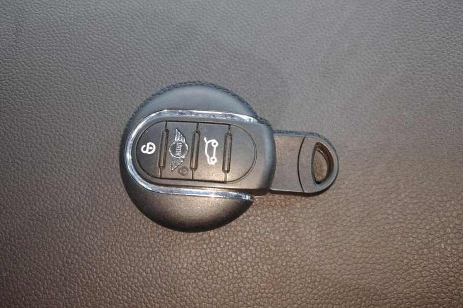 Used MINI 2023 Second Facelift 2.0T COOPER S CABRIO Artist Interior 1