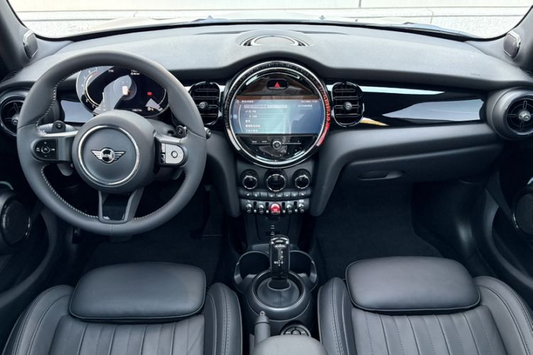 Used MINI 2023 Facelift 2.0T COOPER S Artist Five-Door Edition Interior 3
