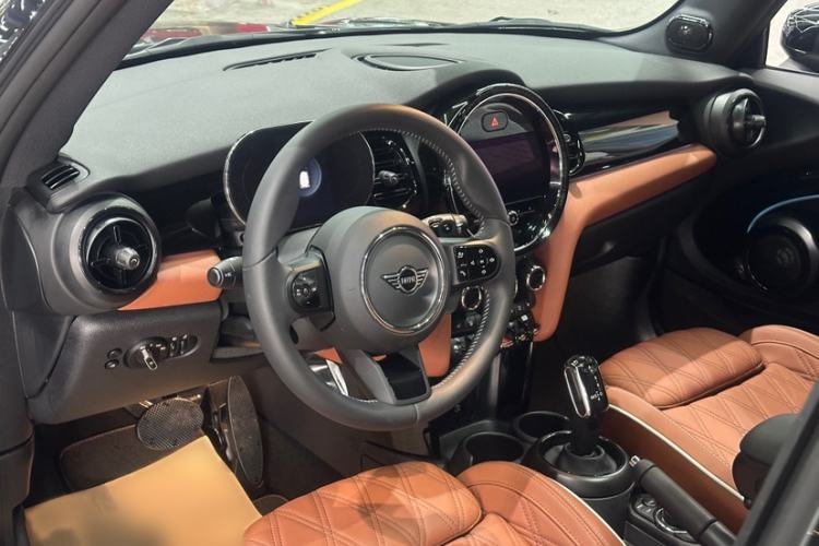 Used MINI 2023 Updated 2.0T COOPER S Artist Interior 3