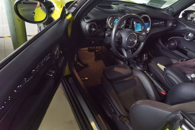 Used MINI 2023 Revised 1.5T COOPER CABRIO Artist Interior 3