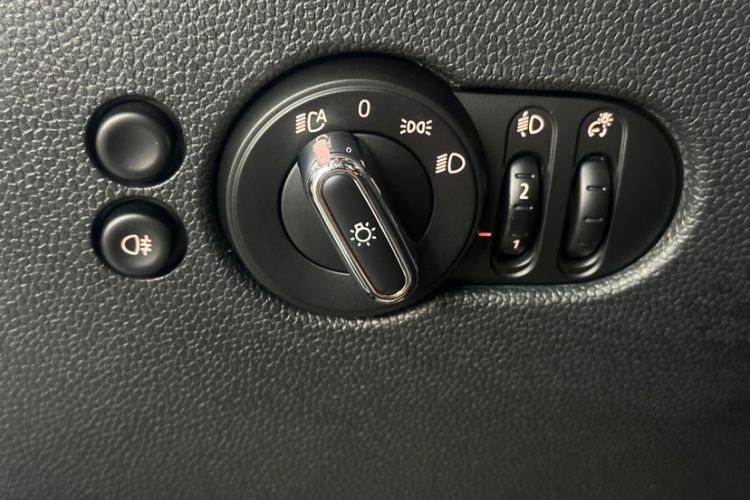 Used MINI 2023 Updated 2.0T COOPER S Artist Interior 4