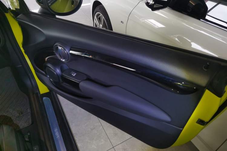 Used MINI 2023 Revised 1.5T COOPER CABRIO Artist Interior 5