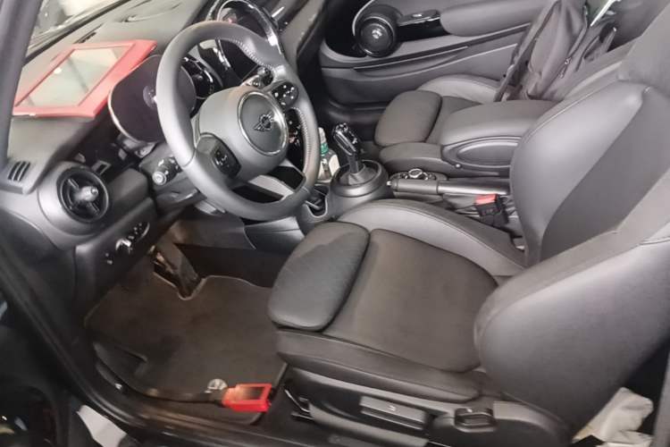 Used MINI 2023 Updated 2.0T COOPER S Artist Left Front Seat