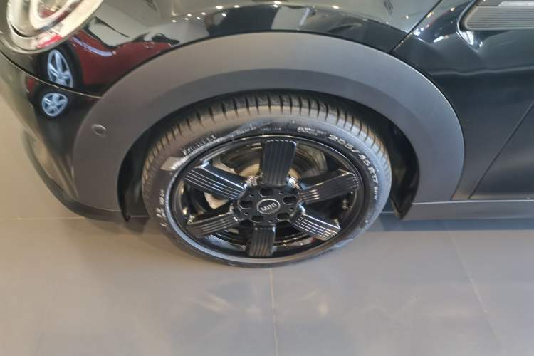 Used MINI 2023 Updated 1.5T COOPER Artist Five-Door Edition Left Front Wheel Hub