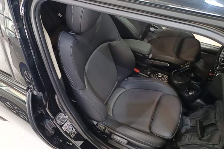 Used MINI 2023 Updated 1.5T COOPER Artist Five-Door Edition Right Front Seat