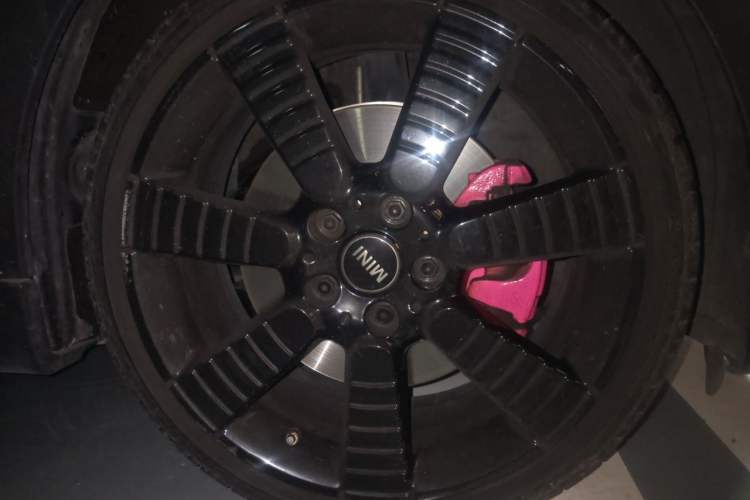 Used MINI 2023 Second Facelift 2.0T COOPER S CABRIO Artist Right Front Wheel Hub
