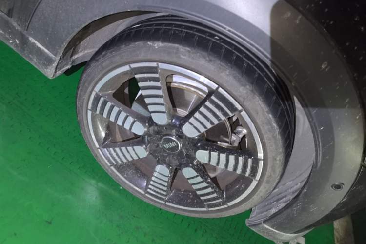 Used MINI 2023 Facelift 2.0T COOPER S Artist Five-Door Edition Right Front Wheel Hub