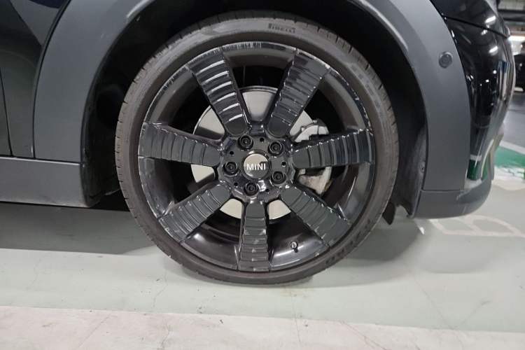 Used MINI 2023 2.0T COOPER S King's Cross Special Edition Five-Door Version Right Front Wheel Hub