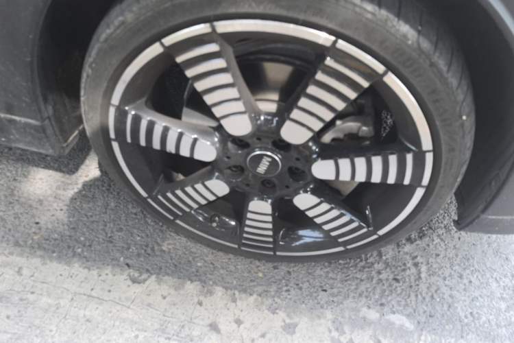 Used MINI 2023 Facelift 2.0T COOPER S Artist Five-Door Edition Right Front Wheel Hub