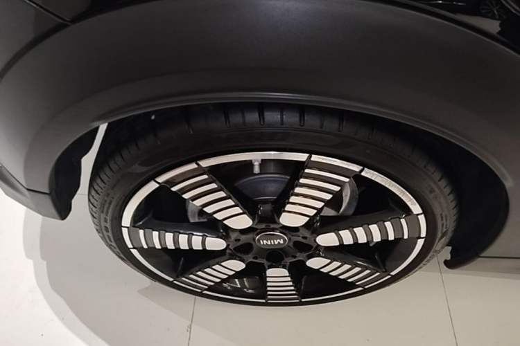 Used MINI 2023 Second Facelift 2.0T COOPER S CABRIO Artist Right Rear Wheel Hub