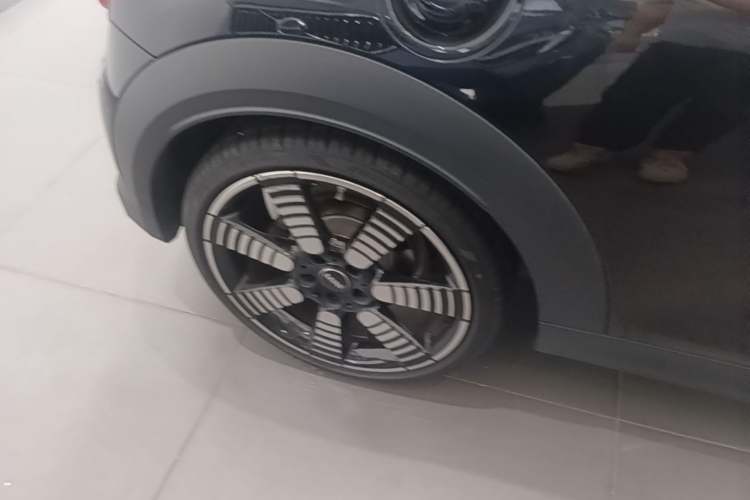 Used MINI 2023 Updated 2.0T COOPER S Artist Right Rear Wheel Hub