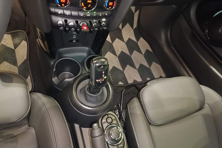 Used MINI 2023 Updated 1.5T COOPER Artist Gear Lever