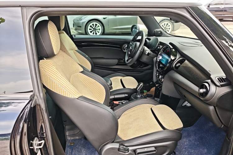 Used MINI 2023 Updated 2.0T COOPER S Artist Right Front Seat