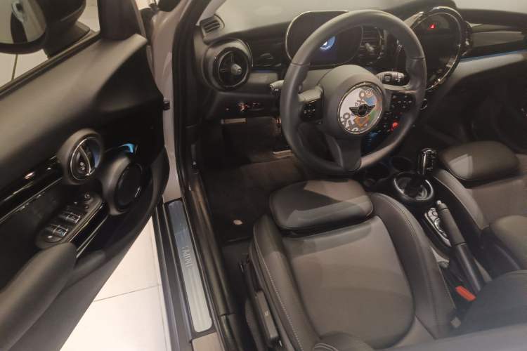 Used MINI 2023 1.5T COOPER Artist Five-Door Edition Driver Seat