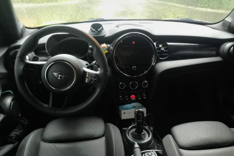 Used MINI 2023 Facelift 2.0T COOPER S Artist Five-Door Edition Center Console