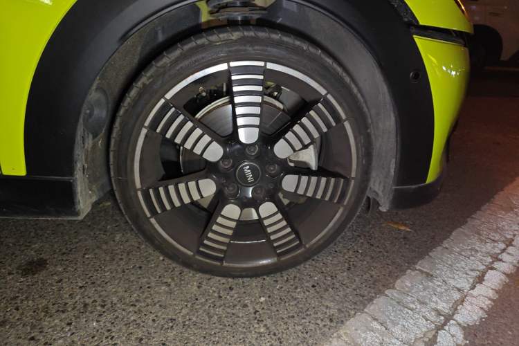 Used MINI 2023 Second Facelift 2.0T COOPER S CABRIO Artist Right Front Wheel Hub