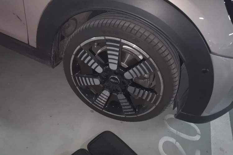 Used MINI 2023 Updated 2.0T COOPER S Artist Right Front Wheel Hub