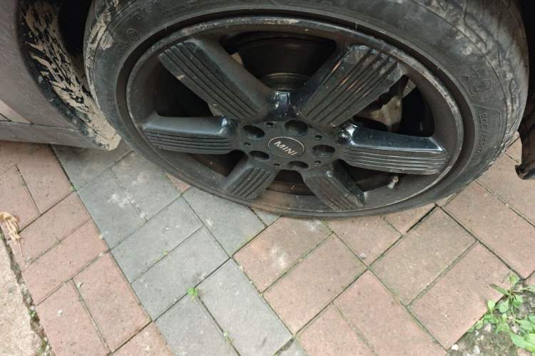 Used MINI 2023 Updated 1.5T COOPER Artist Five-Door Edition Right Front Wheel Hub