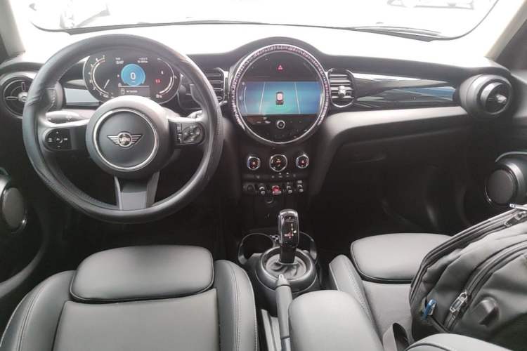 Used MINI 2023 Updated 1.5T COOPER Artist Five-Door Edition Center Console