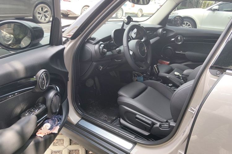 Used MINI 2023 1.5T COOPER Artist Five-Door Edition Driver Seat