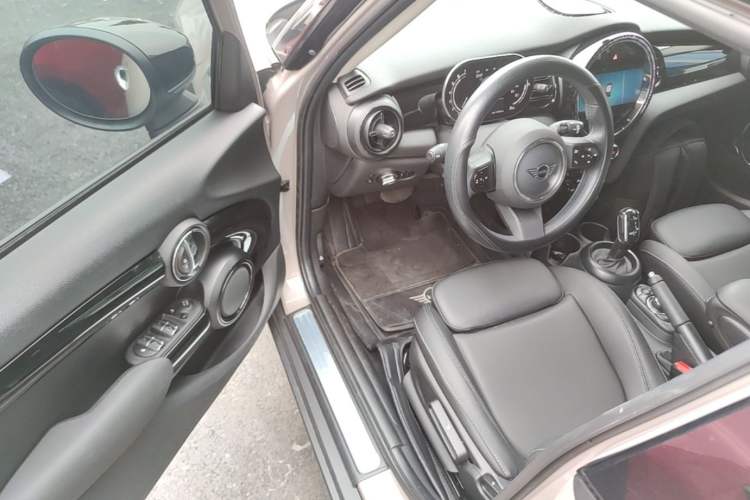 Used MINI 2023 Updated 1.5T COOPER Artist Five-Door Edition Driver Seat