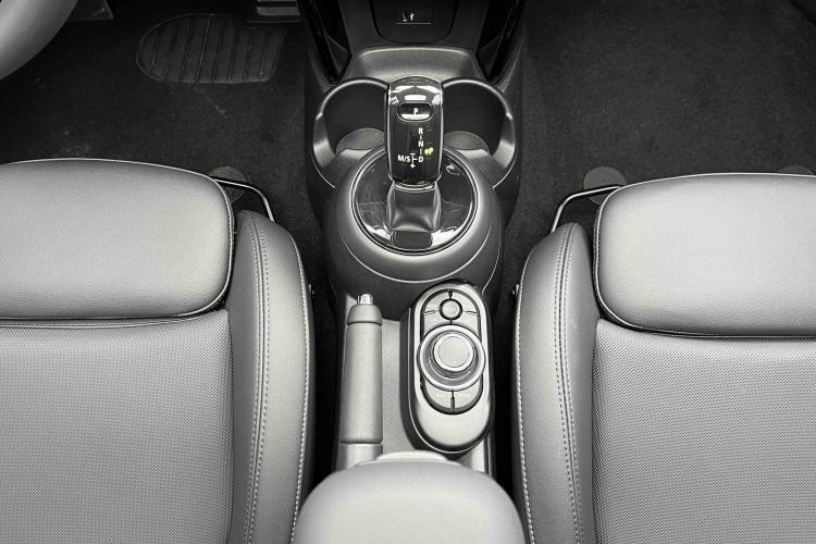 Used MINI 2023 Updated 1.5T COOPER Artist Five-Door Edition Gear Lever