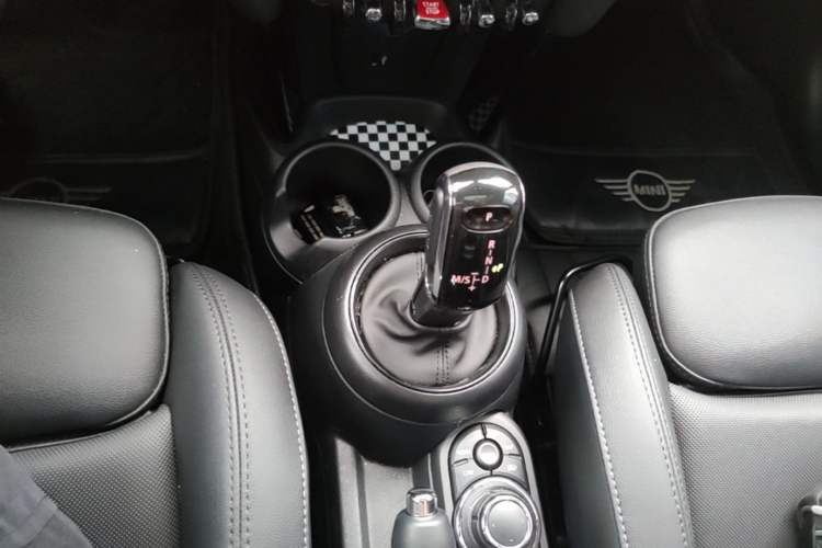 Used MINI 2023 Updated 1.5T COOPER Artist Five-Door Edition Gear Lever