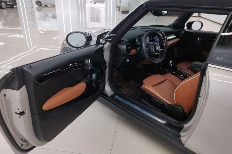Used MINI 2023 Revised 1.5T COOPER CABRIO Artist Interior 3