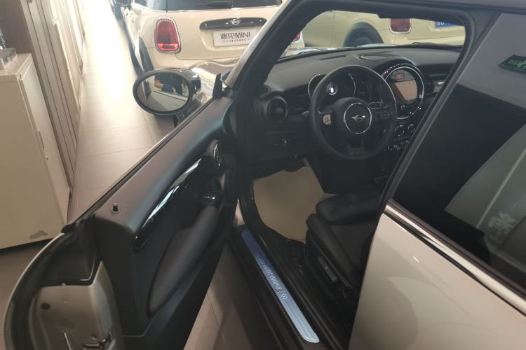 Used MINI 2023 Updated 2.0T COOPER S Artist Interior 3