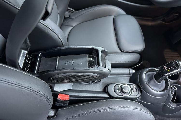 Used MINI 2023 Updated 1.5T COOPER Artist Interior 3