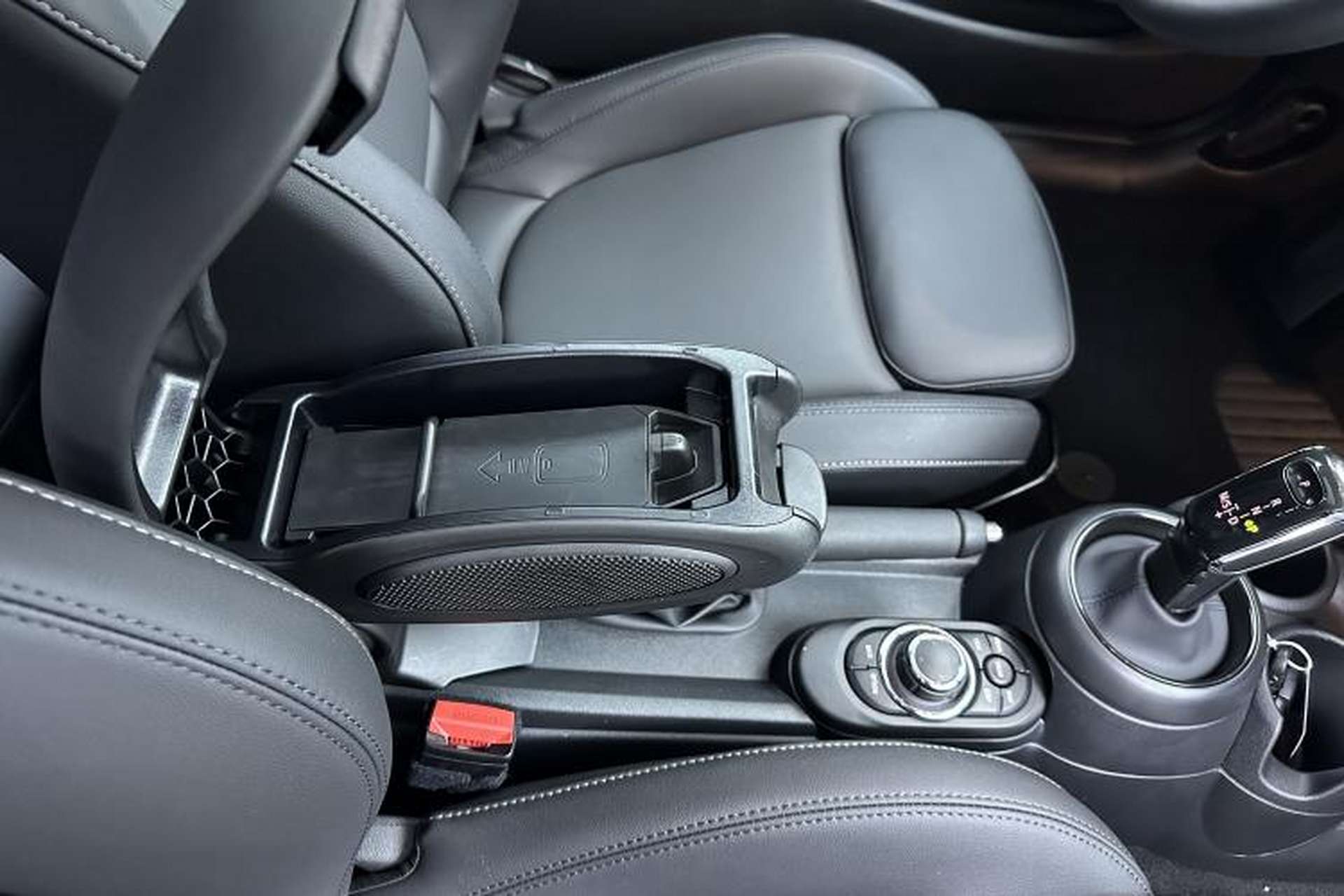 Used MINI 2023 Updated 1.5T COOPER Artist Interior 3