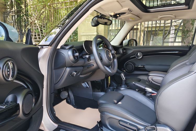 Used MINI 2023 Updated 1.5T COOPER Artist Interior 3