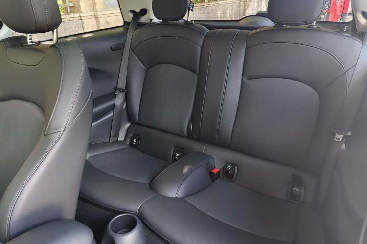 Used MINI 2023 Updated 1.5T COOPER Artist Interior 4