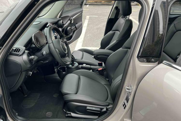Used MINI 2023 Updated 1.5T COOPER Artist Five-Door Edition Left Front Seat
