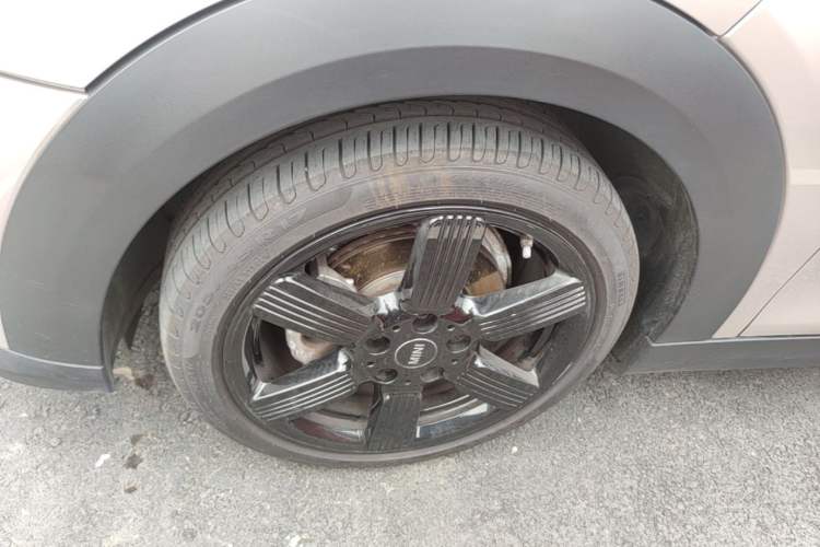 Used MINI 2023 Updated 1.5T COOPER Artist Five-Door Edition Left Front Wheel Hub