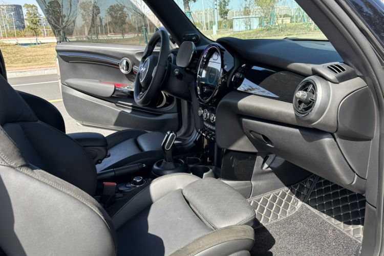 Used MINI 2023 Updated 2.0T COOPER S Artist Right Front Seat
