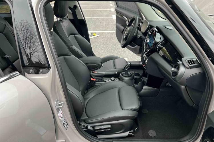 Used MINI 2023 Updated 1.5T COOPER Artist Five-Door Edition Right Front Seat