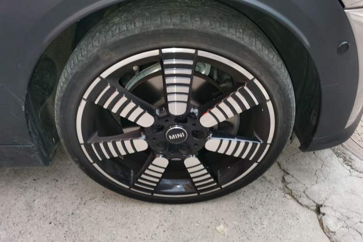 Used MINI 2023 Revised 2.0T COOPER S CABRIO Artist Right Front Wheel Hub