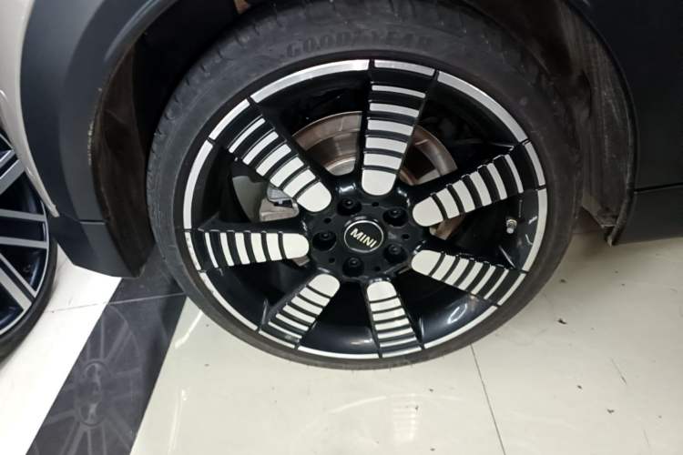 Used MINI 2023 Updated 2.0T COOPER S Artist Right Rear Wheel Hub
