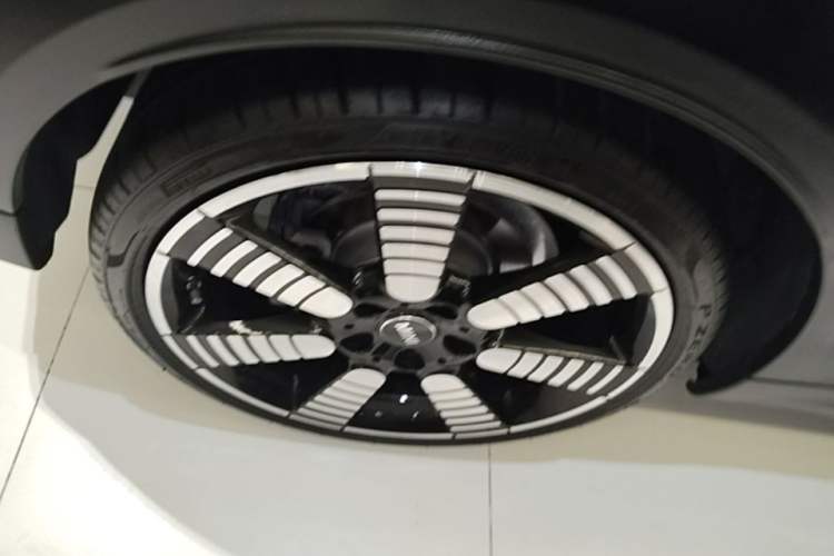Used MINI 2023 Updated 2.0T COOPER S Artist Right Rear Wheel Hub
