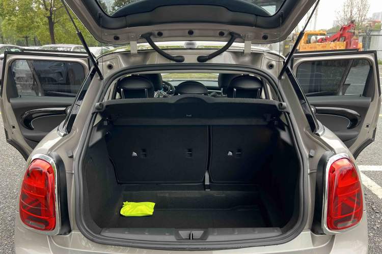 Used MINI 2023 Updated 1.5T COOPER Artist Five-Door Edition Trunk