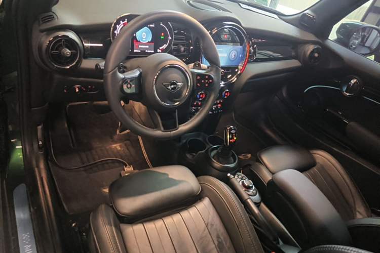 Used MINI 2023 Second Facelift 2.0T COOPER S CABRIO Artist Center Console