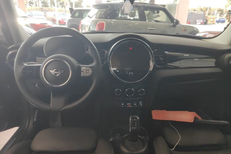 Used MINI 2023 Updated 1.5T COOPER Artist Five-Door Edition Center Console