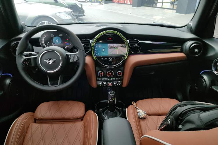 Used MINI 2023 Facelift 2.0T COOPER S Artist Five-Door Edition Center Console