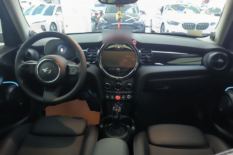 Used MINI 2023 Updated 1.5T COOPER Artist Five-Door Edition Center Console